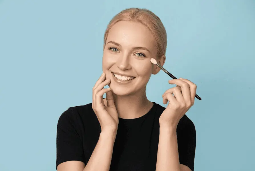 Praxisunterricht in einer Kosmetikschule bei dem Schülerinnen Behandlungen üben